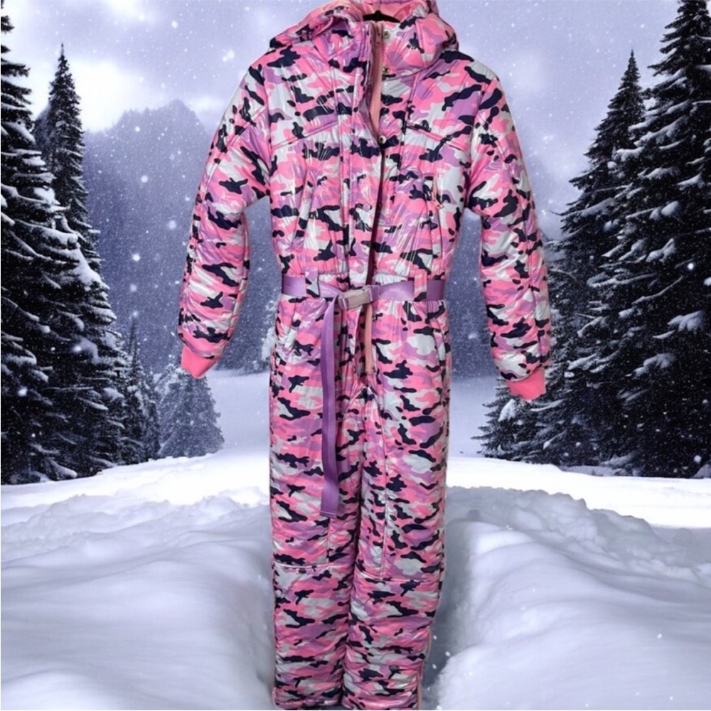 Sugar Thrillz Pink
Camo Puffer Ski Snowsuit
Jumpsuit Small (S) (NWOT)